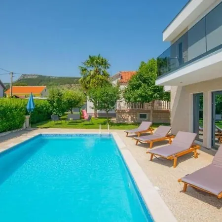 With 2 Bedrooms *