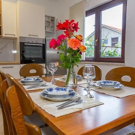 With 2 Bedrooms Apartamento Dropuljici