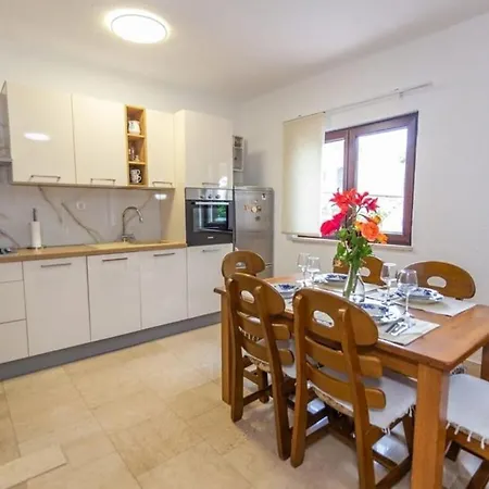 Apartamento With 2 Bedrooms Dropuljici